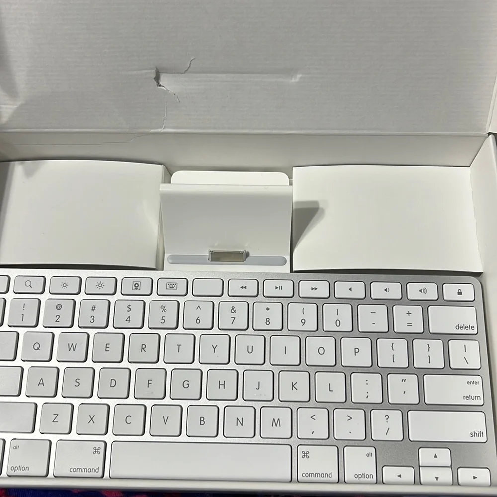 Apple NWT 1st Generation IPad Keyboard Dock, white Model A1539 MC533LL/A